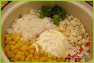 Крабовый салат с рисом и кукурузой - фото шаг 4