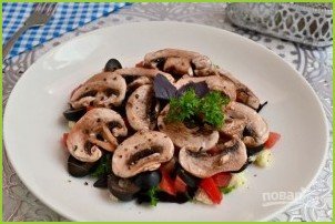 Овощной салат с сырыми шампиньонами - фото шаг 6