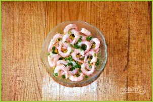Салат с креветками и зеленым луком - фото шаг 5