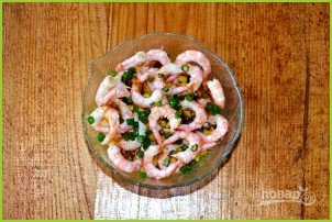 Салат с креветками и зеленым луком - фото шаг 7