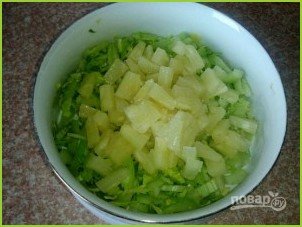 Салат из сельдерея с ананасом - фото шаг 2