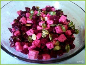 Салат из томленой свеклы с тыквенными семечками - фото шаг 5