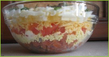 Салат с красной рыбой, яйцами и помидорами - фото шаг 6