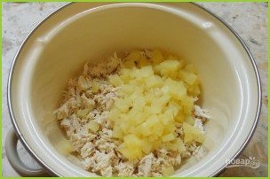 Салат с курицей и ананасами в тарталетках - фото шаг 1