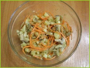 Салат с морковкой и грибами - фото шаг 6