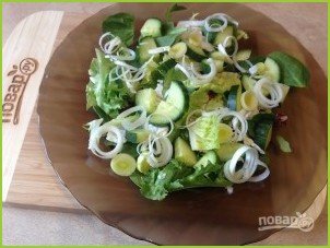 Зеленый салат с селедкой и авокадо - фото шаг 2