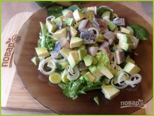 Зеленый салат с селедкой и авокадо - фото шаг 6