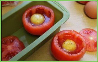 Яичница в помидорах в духовке - фото шаг 2