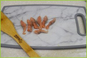 Салат из картофеля с форелью - фото шаг 4