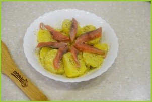 Салат из картофеля с форелью - фото шаг 5