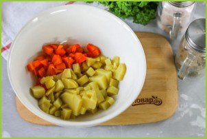 Салат с крабовыми палочками и овощами - фото шаг 2