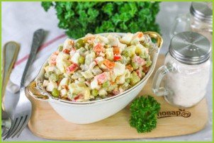 Салат с крабовыми палочками и овощами - фото шаг 6