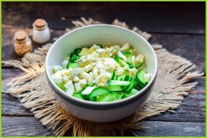 Салат с крабовыми палочками, кукурузой, огурцом и капустой - фото шаг 4