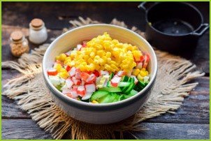 Салат с крабовыми палочками, кукурузой, огурцом и капустой - фото шаг 6