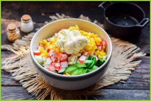 Салат с крабовыми палочками, кукурузой, огурцом и капустой - фото шаг 7