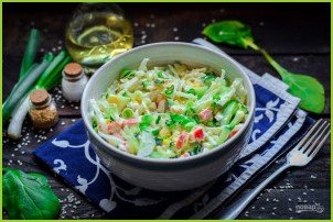 Салат с крабовыми палочками, кукурузой, огурцом и капустой - фото шаг 8