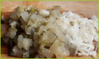 Слоеный салат с солеными огурцами - фото шаг 2