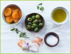 Легкий салат с зеленью, курагой и оливками - фото шаг 1