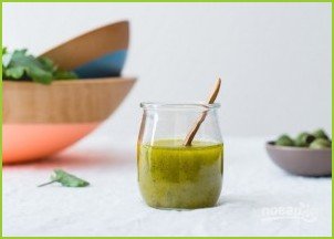 Легкий салат с зеленью, курагой и оливками - фото шаг 2