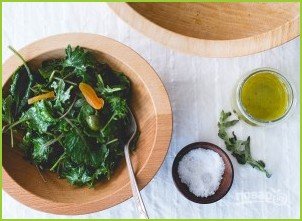 Легкий салат с зеленью, курагой и оливками - фото шаг 4