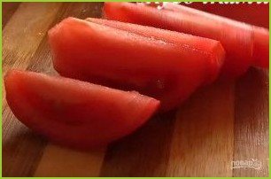 Очень вкусный летний салат с помидорами и ржаным хлебом - фото шаг 4