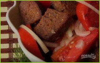 Очень вкусный летний салат с помидорами и ржаным хлебом - фото шаг 5