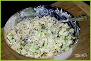 Рецепт салата из курицы с черносливом - фото шаг 8