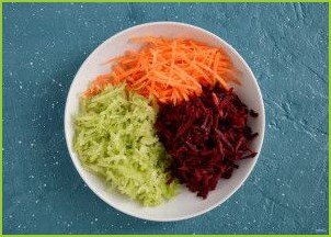 Салат из моркови, свеклы и редьки - фото шаг 2