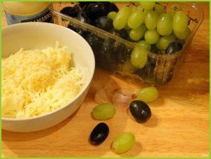 Салат с виноградом, и сыром, и чесноком - фото шаг 1
