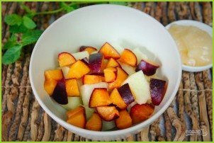 Фруктовый салат из дыни, персика и черного абрикоса - фото шаг 3