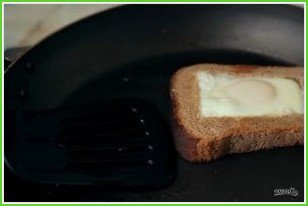 Яичница в хлебе, перце и луке - фото шаг 3