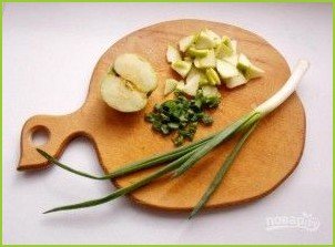 Салат из квашеной капусты с яблоками - фото шаг 2