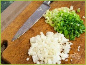 Салат из свежей капусты с сайрой - фото шаг 5