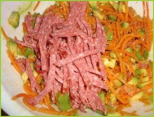 Салат с корейской морковкой и колбасой - фото шаг 2