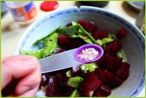 Простой салат из свеклы вареной - фото шаг 7