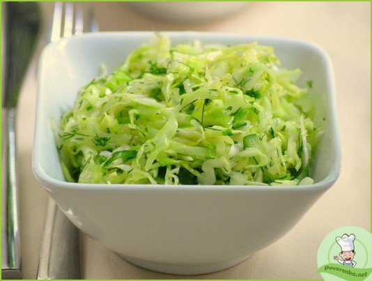 Салат из молодой капусты с огурцом и зеленью - фото шаг 1