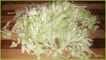 Салат из молодой капусты с огурцом и зеленью - фото шаг 2