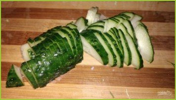 Салат из молодой капусты с огурцом и зеленью - фото шаг 4