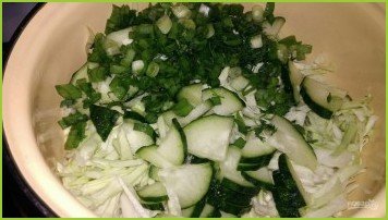Салат из молодой капусты с огурцом и зеленью - фото шаг 5