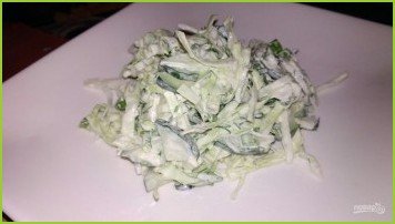 Салат из молодой капусты с огурцом и зеленью - фото шаг 7
