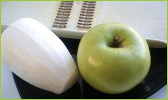 Салат из редьки с яблоком - фото шаг 2