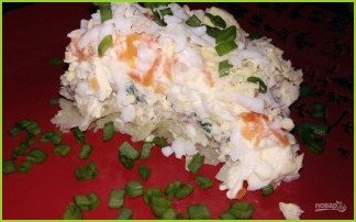 Салат из рыбных консерв и плавленого сырка - фото шаг 9