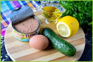 Салат с консервированным тунцом, яйцом и огурцом - фото шаг 1