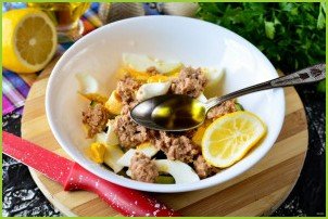 Салат с консервированным тунцом, яйцом и огурцом - фото шаг 5