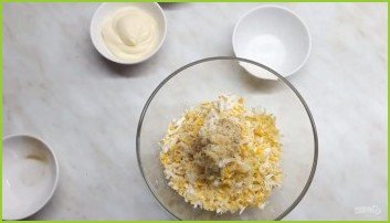 Салат-закуска из сыра с чесноком и майонезом - фото шаг 1