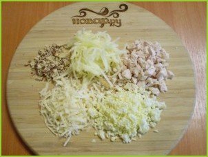 Слоеный салат с курицей и орехами - фото шаг 2