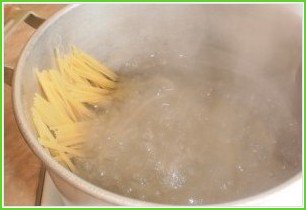 Спагетти с крабовыми палочками - фото шаг 1