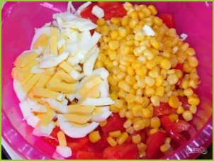Кукурузный салат с помидорами и капустой - фото шаг 3