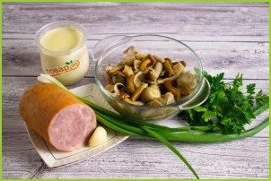 Простой салат с маринованными грибами - фото шаг 1
