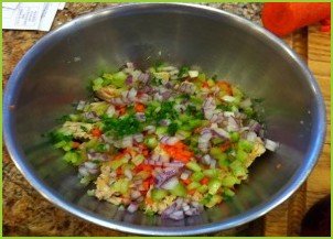 Простой салат с тунцом консервированным - фото шаг 3